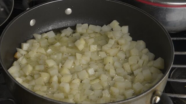 preparacion d epapas fritas en aceite cortadas en cubos peque&ntilde;os para complementar carnes ensaladas o pollo en comidas caseras y de restaurant.