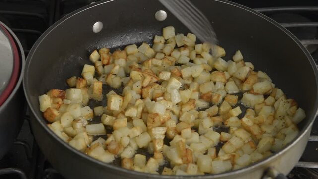 preparacion d epapas fritas en aceite cortadas en cubos peque&ntilde;os para complementar carnes ensaladas o pollo en comidas caseras y de restaurant.