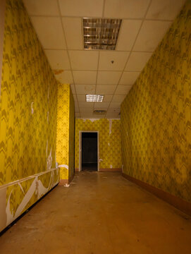 Backrooms abandoned empty room liminal spaces abstract hall corridors yellow walls light ceiling floor horror creepy atmosphere back rooms
