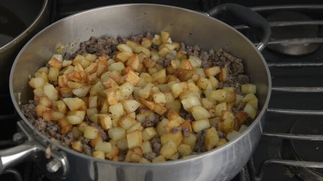 preparacion d epapas fritas en aceite cortadas en cubos peque&ntilde;os para complementar carnes ensaladas o pollo en comidas caseras y de restaurant.