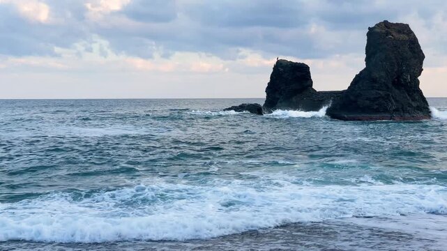 夜明けの日本海、親不知の投げ岩と荒波の海（波の音入り）