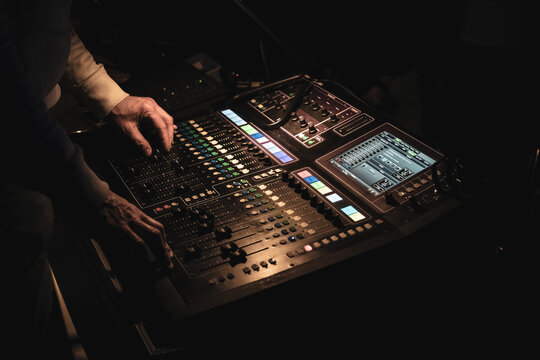 Homme utilisant une table de sonorisation
