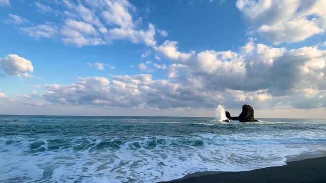 夜明けの日本海、親不知の投げ岩と荒波の海
