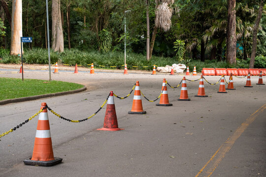 Sao Paulo, Brasil - Conos de tr&aacute;fico en el Parque Ibirapuera.