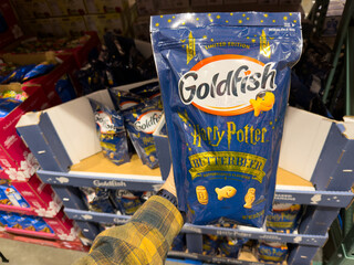 Naklejka premium Goldfish Harry Potter Butterbeer Crackers Costco Aisle Display