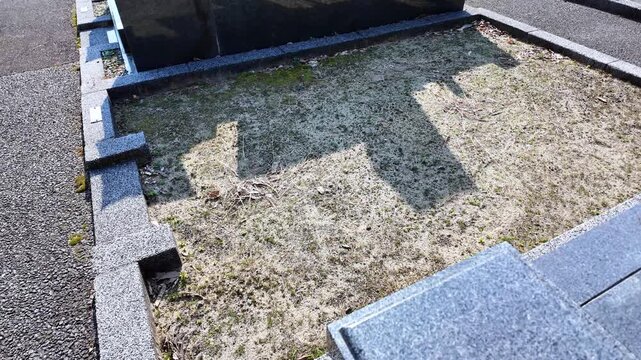 墓じまいにより墓石が撤去され更地になった墓地のパンニング映像