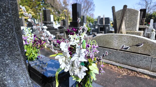 日本の霊園にある集合墓地とお供えされた仏花