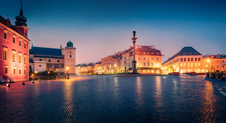 Obraz premium Pano night view of Royal Castle in Warsaw, Sigismund's Column Monument and empty Castle Square. Illuminated summer cityscape of capital of Poland - Warsaw city. Traveling concept background.
