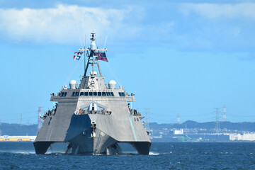 U.S. Navy Littoral Combat Ship sailing in Tokyo Bay © zapper
