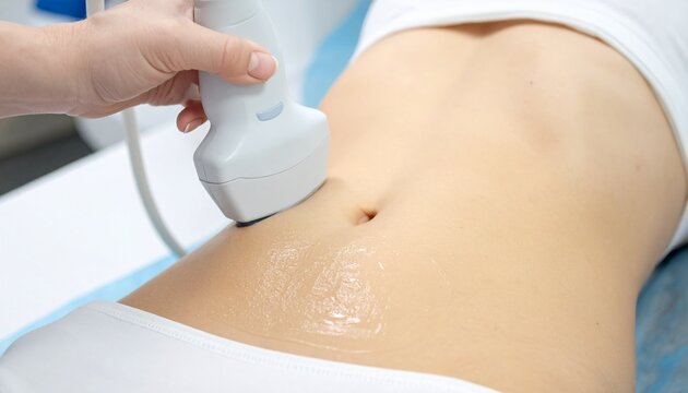 腹部の超音波エコーを受ける女性のお腹にクローズアップした写真
