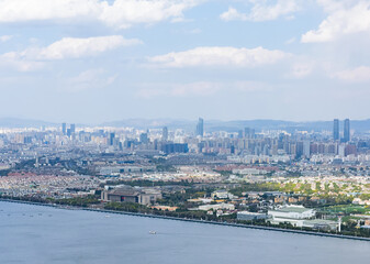 Obraz premium High angle aerial view of Kunming city skyline, Dianchi Lake and Haigeng Park, in Kunming, Yunnan, China