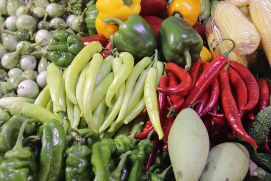 태국 로컬 재래시장의 가판대에 진열된 신선한 채소와 야채 그리고 다양한 식재료들
