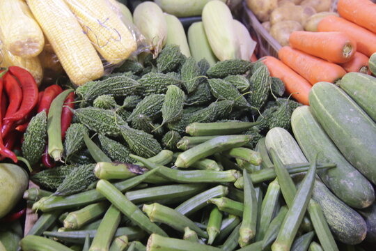 태국 로컬 재래시장의 가판대에 진열된 신선한 채소와 야채 그리고 다양한 식재료들
