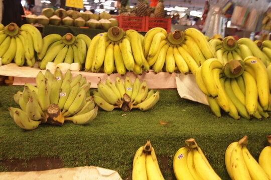 태국 로컬 재래시장의 가판대에 진열된 신선한 채소와 야채 그리고 다양한 식재료들
