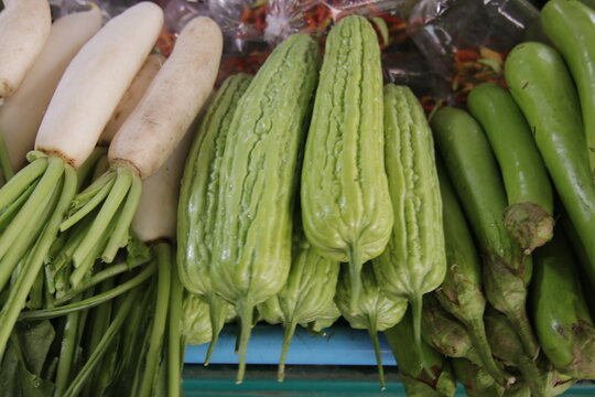 태국 로컬 재래시장의 가판대에 진열된 신선한 채소와 야채 그리고 다양한 식재료들
