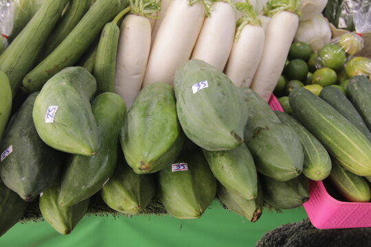 태국 로컬 재래시장의 가판대에 진열된 신선한 채소와 야채 그리고 다양한 식재료들
