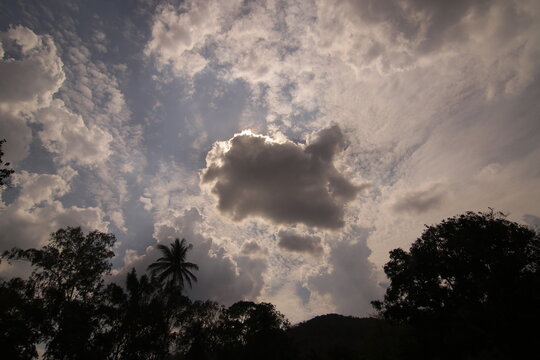 은빛 질감의 3D 입체감처럼 층층이 쌓인 장엄하고 추상적인 뭉게구름과 푸른 하늘
