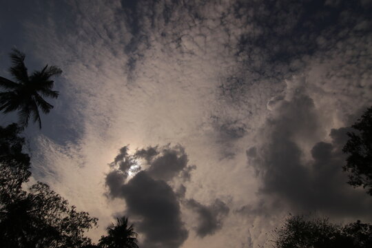 은빛 질감의 3D 입체감처럼 층층이 쌓인 장엄하고 추상적인 뭉게구름과 푸른 하늘
