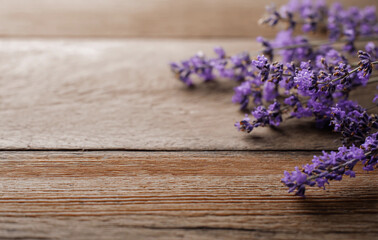 Naklejka premium Dried lavender bouquet on rustic wooden surface with soft shadows