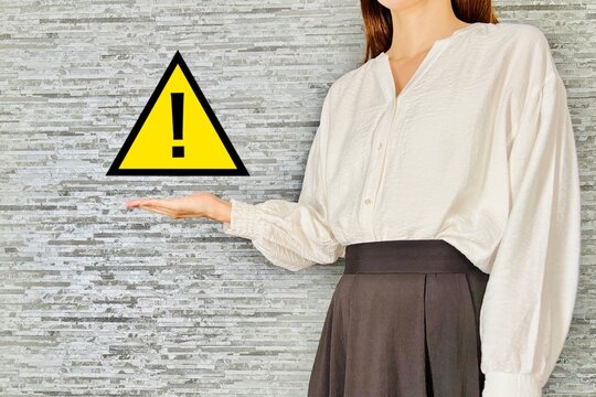 注意を呼びかける女性、間違いポイント