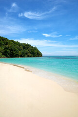 Fototapeta premium The beach on Sapi Island, Tunku Abdul Rahman National Park, Malaysia.
