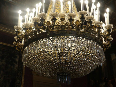 Bellissimo lampadario grande antico color oro situato in una delle stanze del Palazzo Reale a Torino, Italia