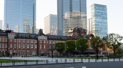 東京駅丸の内駅舎と高層ビル群の都市景観 © TOSHIAKI ISHII