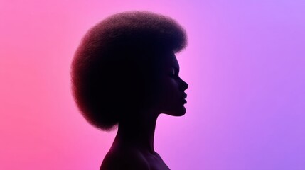 Fototapeta premium Silhouetted Profile of a Woman with Afro Hairstyle Against a Gradient Background of Pink and Purple