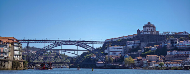 Naklejka premium Crucero de los seis puentes y barcos rabelos en el río Duero con vistas a la Ribeira, Oporto, Portugal