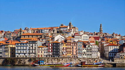 Fototapeta premium Crucero de los seis puentes y barcos rabelos en el río Duero con vistas a la Ribeira, Oporto, Portugal