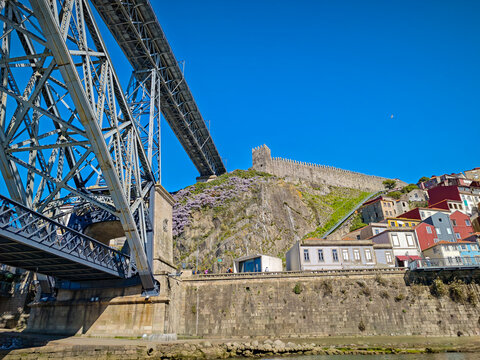 Crucero de los seis puentes y barcos rabelos en el r&iacute;o Duero con vistas a la Ribeira, Oporto, Portugal