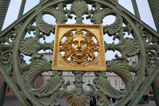 Dettaglio della cancellata del Palazzo Reale di Torino, situata tra Piazza Castello e la Piazzetta Reale