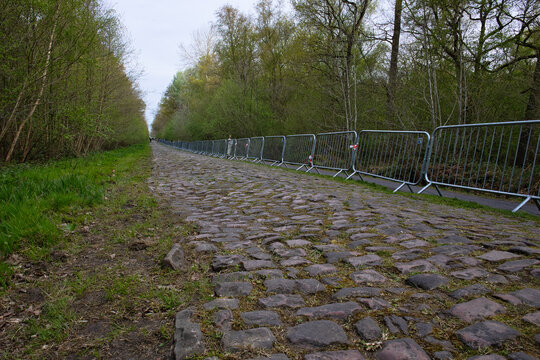 les pav&eacute;s de  la trou&eacute;e d Arenberg a proximit&eacute; du site minier et que la course cycliste du paris Roubaix  empreinte