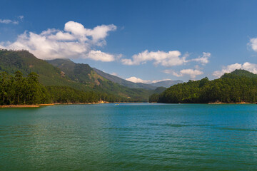 Obraz premium Serene boat ride and a panoramic view of Kundala dam, Munnar, Kerela, India