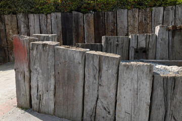Naklejka premium Rustic wooden log retaining wall in a garden, landscaping design perspective