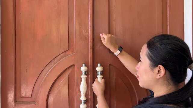 woman knocks on the door