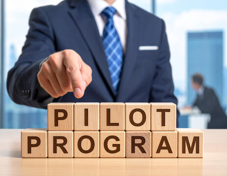 Pilot Program - Geschäftsmann zeigt auf den Text "Pilot Program"
