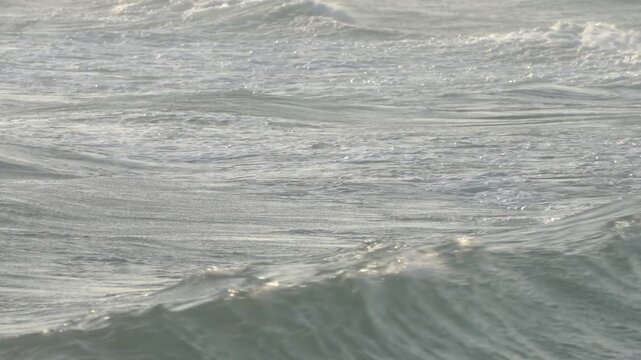 鳥取県の弓ヶ浜半島で荒れる春の日本海_10bit