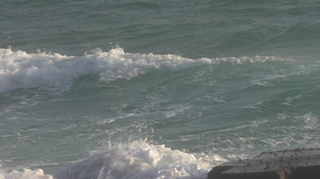 鳥取県の弓ヶ浜半島で荒れる春の日本海_10bit
