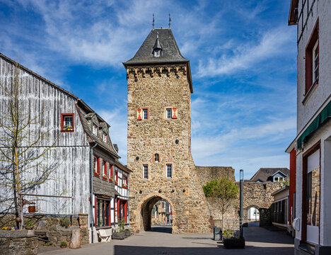 Bad M&uuml;nstereifel, Nordrhein-Westfalen, Deutschland - 11. April 2026: Blick auf das Werther Stadttor im Norden der historischen Altstadt von Bad M&uuml;nstereifel 