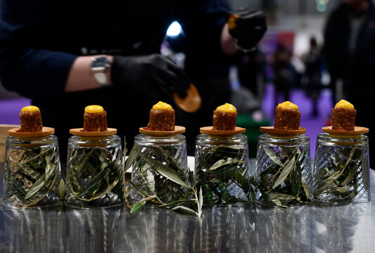 presentaci&oacute;n de tapas gourmet dulces con crema de naranja