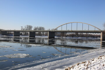 Modern highway bridge over the icy Danube River with drifting ice floes in winter, Deggendorf, Bavaria, Germany © Willy Matheisl