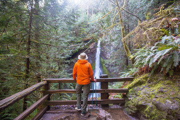 Fototapeta premium Hiker near waterfall
