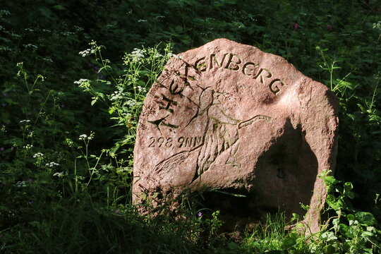 Gedenkstein auf dem Hexenberg in L&uuml;denhausen