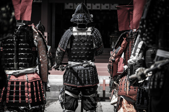 日本の鎧を着た人物
