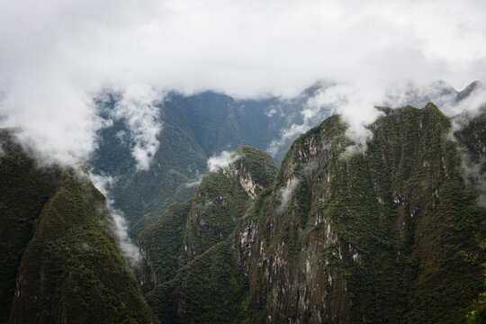 Un rio caudaloso corriendo entre monta&ntilde;as verdes cubiertas de vegetaci&oacute;n  y nubes blancas en la amazonia peruana