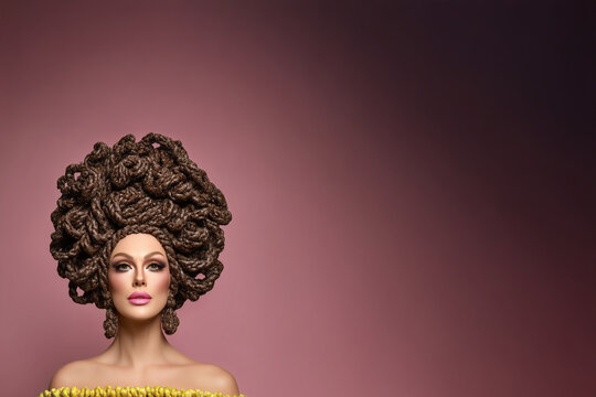 Drag queen portrait avec coiffure sculpturale en chocolat, maquillage glamour et robe dor&eacute;e sur fond brun avec espace n&eacute;gatif copyspace, 7 juillet journ&eacute;e mondiale du chocolat