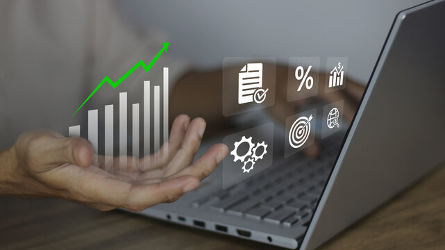 Profit and quality management concepts melalui tangan profesional pada laptop dengan grafik tumbuh serta ikon audit, roda gigi, target, dan riset pasar untuk efisiensi performa bisnis global