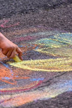 Disegnare con i gessetti sull'asfalto