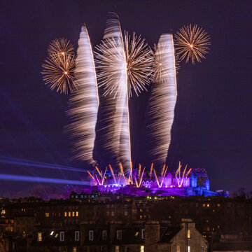 Dramatic firework display over the castle and city skyline at Hogmanay (New Year), Edinburgh, Scotland, UK